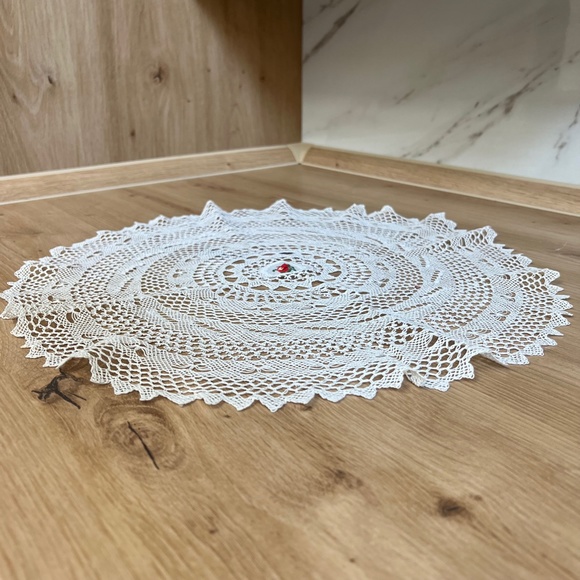 Hand Knit Floral Circle Doily Tablecloth, Tablecloth Crocheted, Vintage Cloth - Picture 3 of 4
